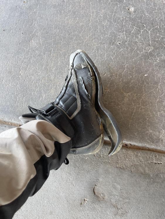 shoes.thumb.jpg.47052614fcbcb877e7b7e1f72b979a87.jpg